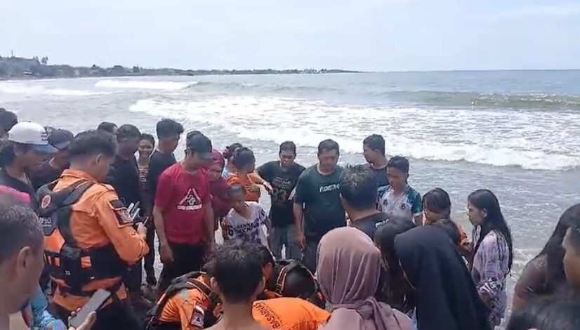 tim-sar-mengevakuasi-bocah-tenggelam-di-pantai-lumpue-parepare_169