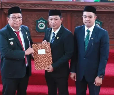 2026-04-30-Mohammad-Firdaus-Daeng-Manye-menerima-rekomendasi-LKPJ
